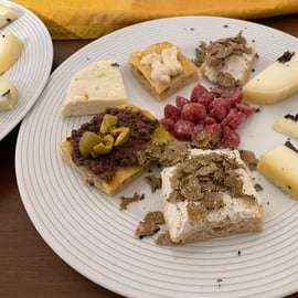 De Gavi: Experiência de caça às trufas do Piemonte com degustação