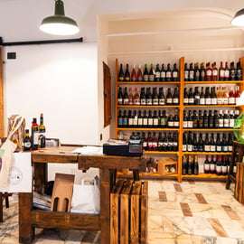 Provsmakning av lokala viner med aptitretare i Rapallos historiska centrum.