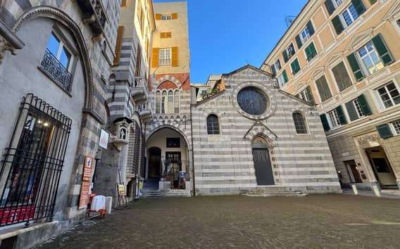Genoa: Safe Luggage Storage near De Ferrari & Aquarium