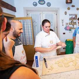 Gênova: Aula de culinária de massas e tiramisu na casa de um morador local