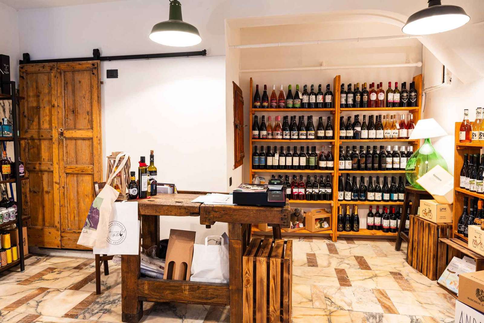 Provsmakning av lokala viner med aptitretare i Rapallos historiska centrum.